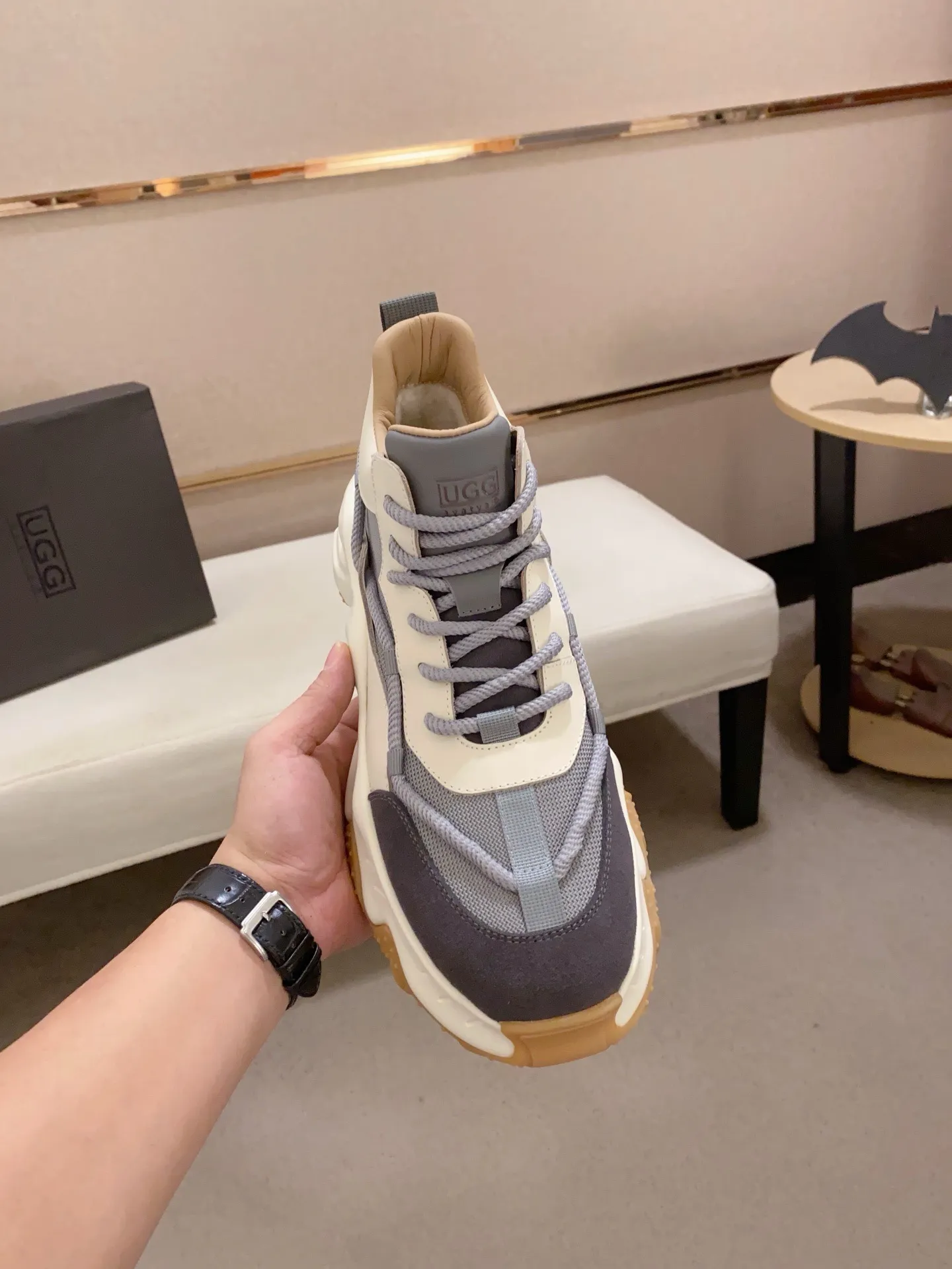 Factory price: 760💰(high-end goods) UGG❄️❄️The latest fashionable men's shoes👟 1:1⃣️Quality, fabric: high-end quality first-layer cowhide imported from Europe. Lining: wool lining, sole: pure imported foam outsole. ❤️High-end goods, fine workmanship, trendy and fashionable. The fit is very classy. If you know the goods, you will not be able to refuse😍😍Number of codes: 39-44
